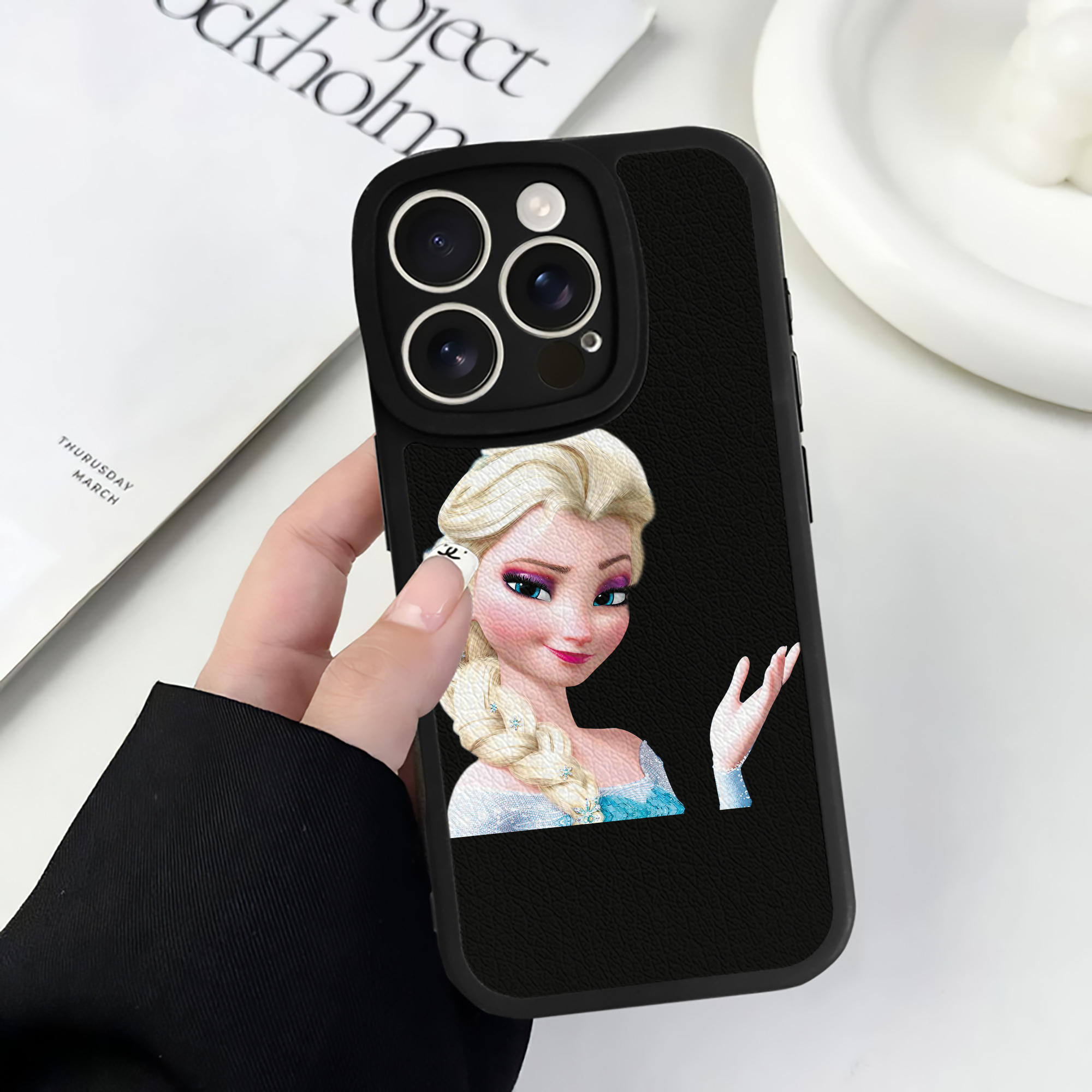 （画像用） アナと雪の女王 アンナ エルサ Frozen Anna Elsa 【iPhone 16シリーズ対応】シリコンスマホケース（レザー調） 材質：シリコン